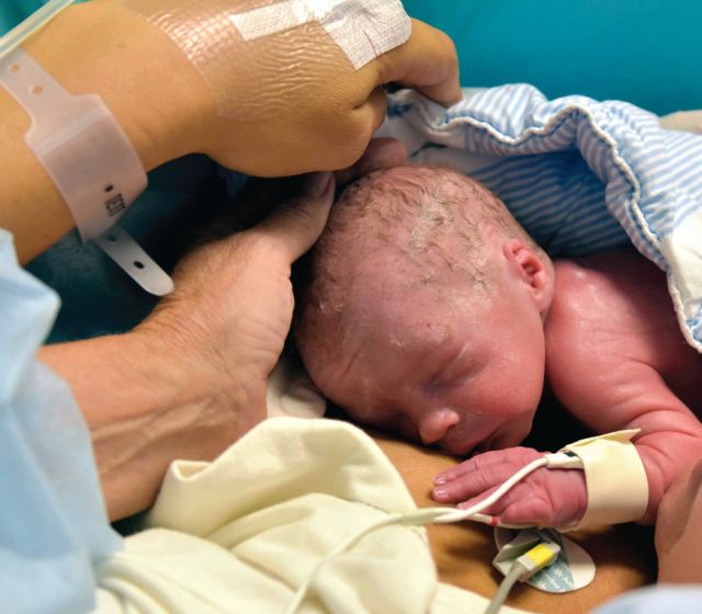 Γέννησε για πρώτη φορά στον κόσμο γυναίκα με μεταμοσχευμένη μήτρα